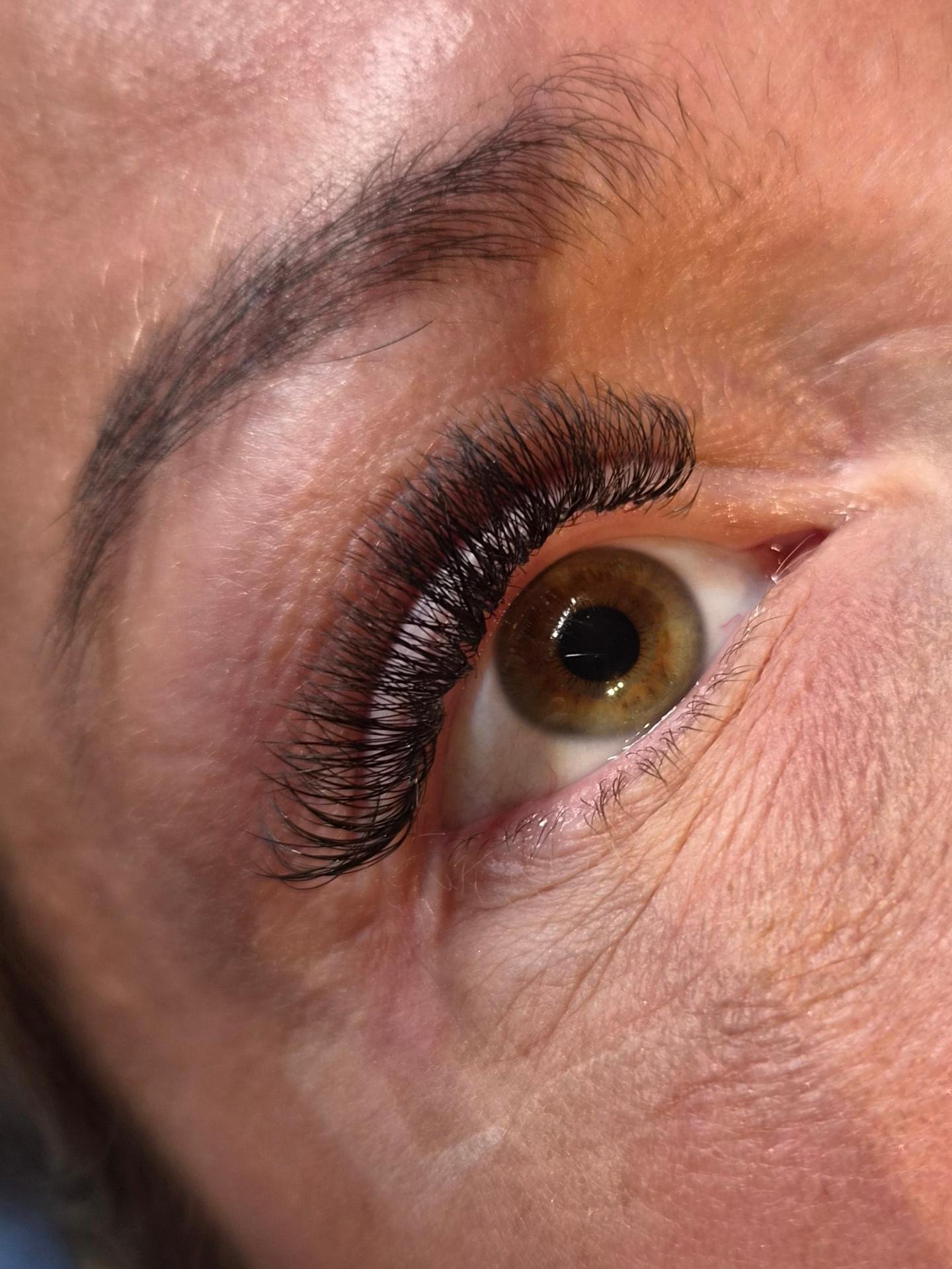 Volume wimpers bij een hazelnootbruin oog, van dichtbij