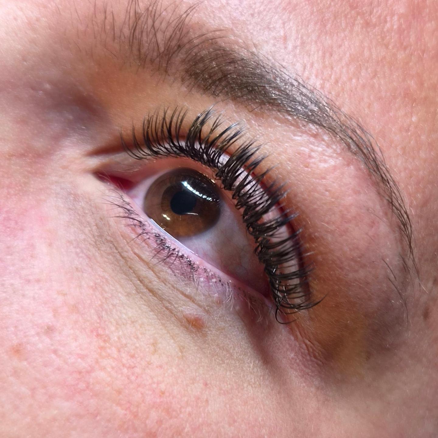 Wimperextensions bij een bruin oog, van opzij gefotografeerd