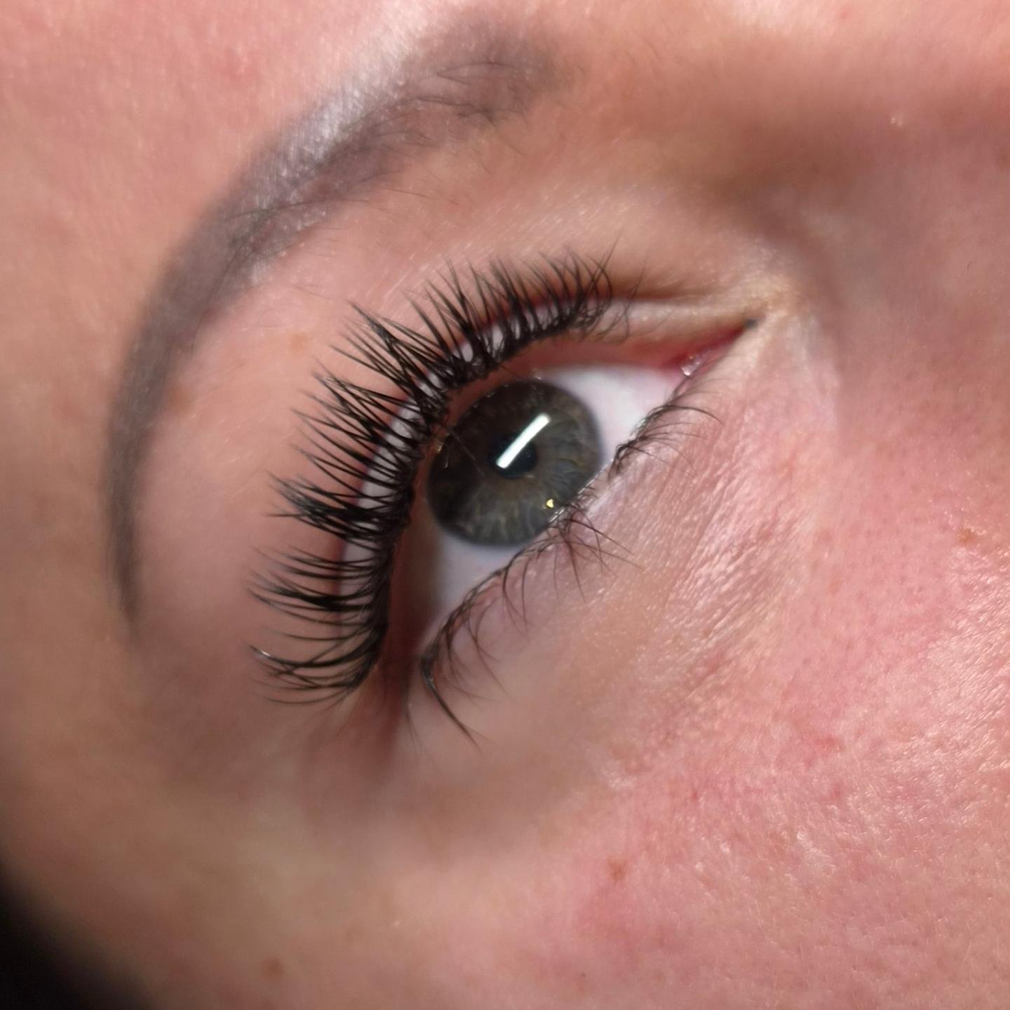 Wimperextensions bij een grijsgroen oog