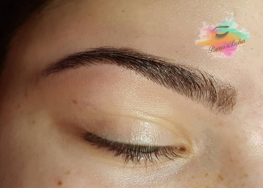 Een gestylede wenkbrauw bij een gesloten oog, met het logo van Brows’nLashes