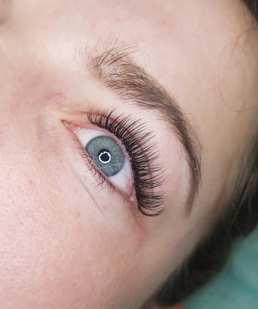 Wimperextensions bij een blauw oog, strak gezet